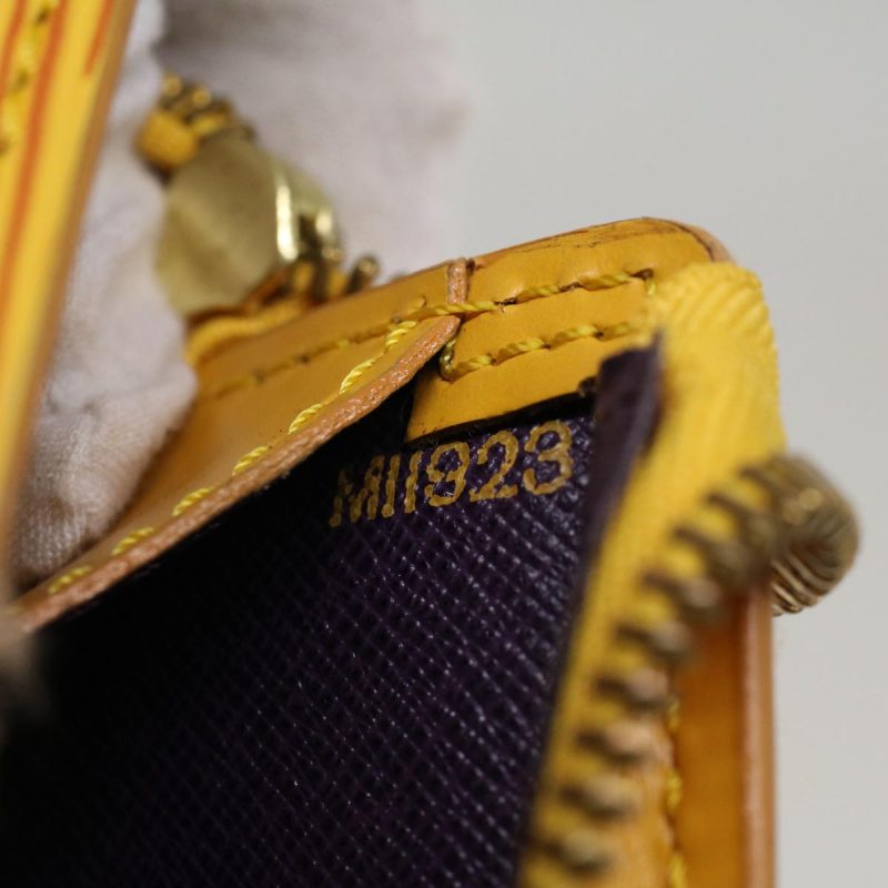 Louis Vuitton Triangle  Leather Handbag - Barde - Image 6