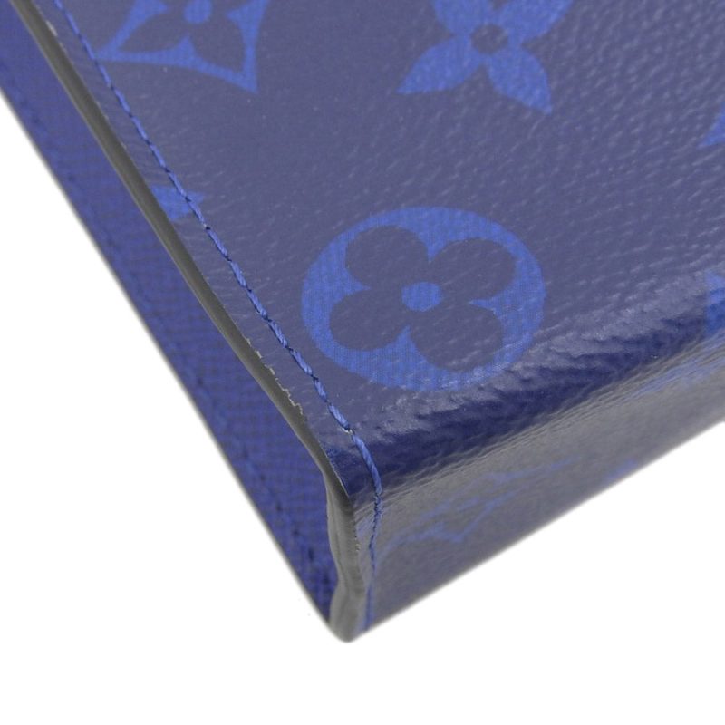 Louis Vuitton Taiga Monogram Pochette Voyage MM Clutch - Barde - Image 4