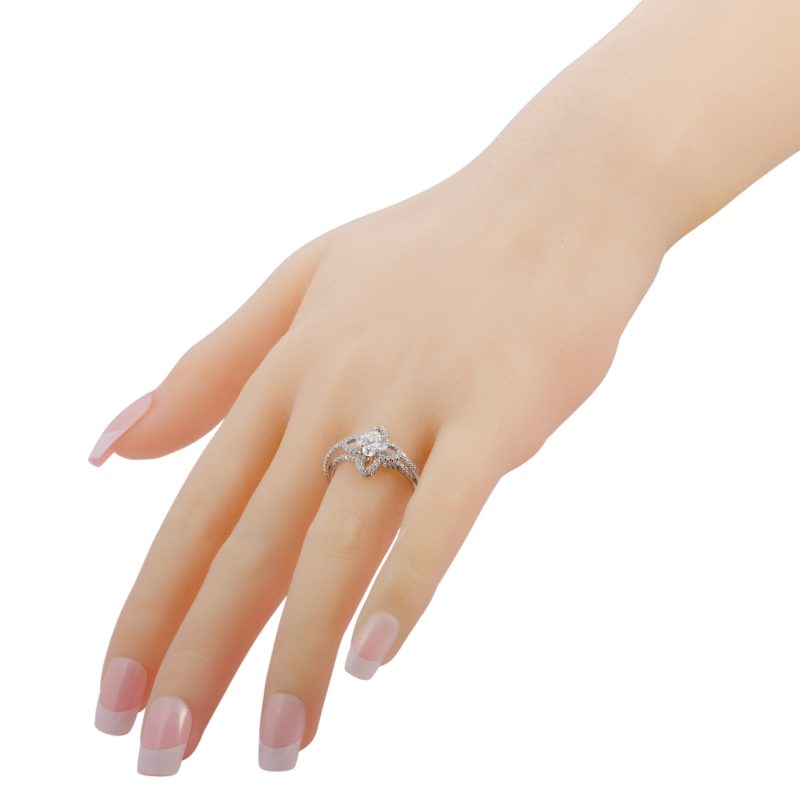 Louis Vuitton Monogram Fusion Platinum and Diamond Engagement Ring - Barde - Image 4