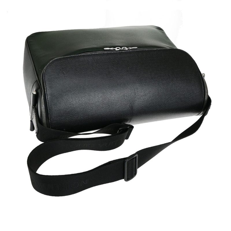 Louis Vuitton Taiga  Synthetic Shoulder Bag - Barde - Image 4