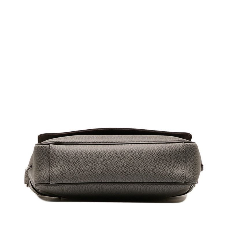 Louis Vuitton Taiga  Leather Shoulder Bag - Barde - Image 3