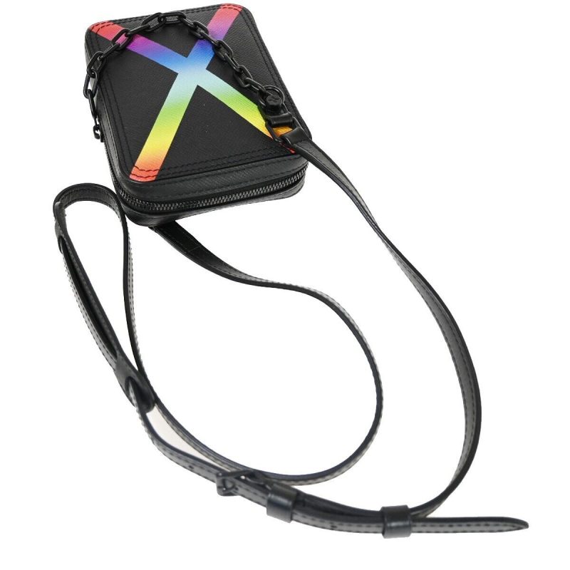 Louis Vuitton Taiga  Leather Shoulder Bag - Barde - Image 4