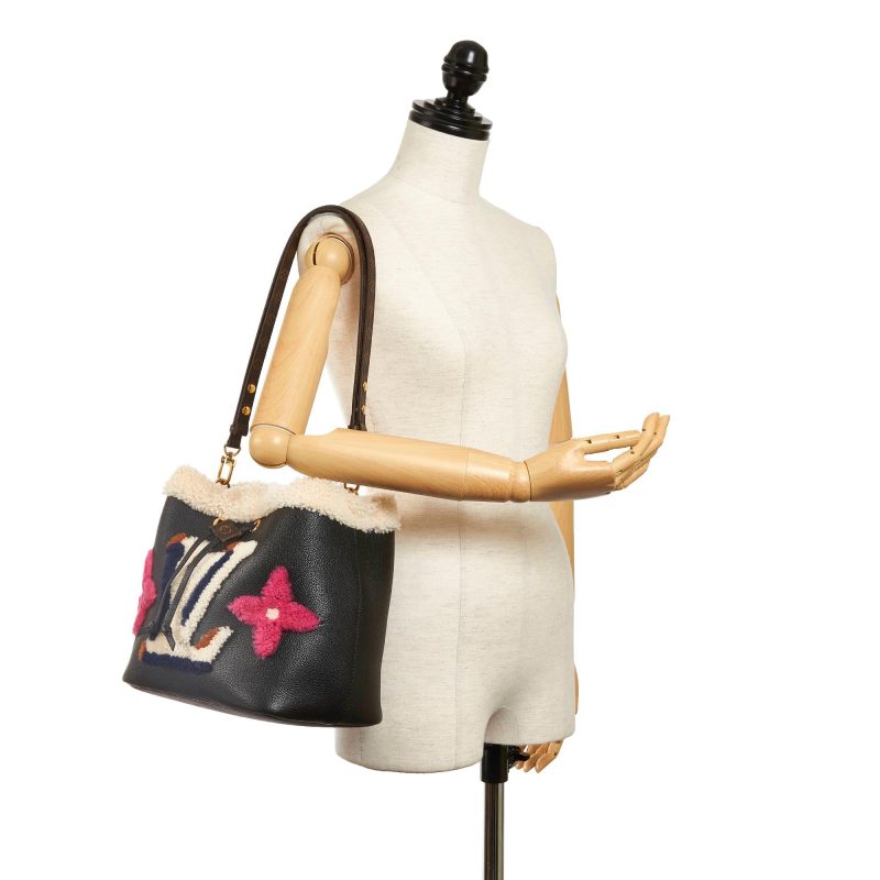 Louis Vuitton Monogram Teddy Shearling Neonoe (SHG-37294) - Barde - Image 5