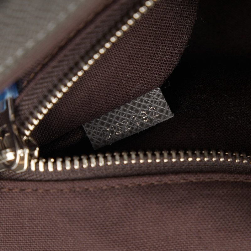 Louis Vuitton Taiga  Leather Shoulder Bag - Barde - Image 6