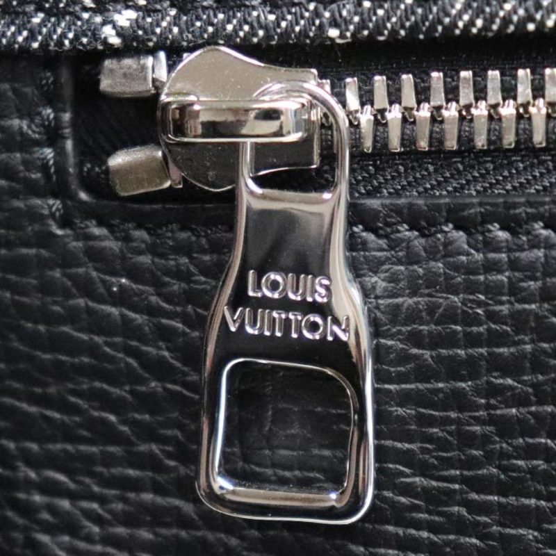 Louis Vuitton Tokyo Besace  Leather Shopper Bag - Barde - Image 4