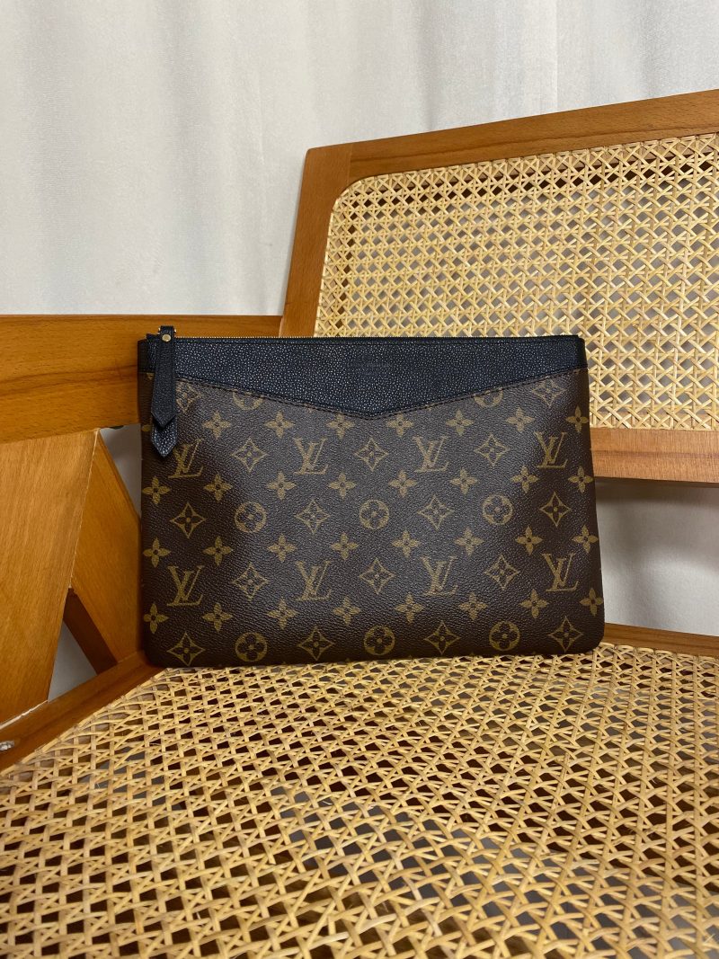Louis Vuitton Monogram Black Daily Pouch - Barde