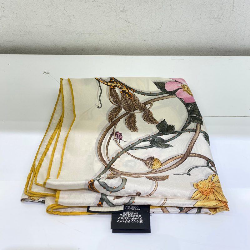 Gucci Off White Flower Print Silk Square Scarf - Barde - Image 4